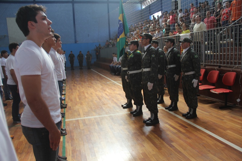 Jovens juram a Bandeira em Sarandi